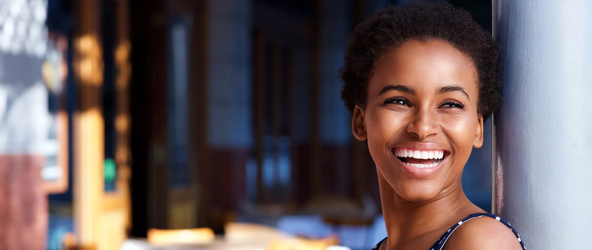 mujer afroamericana sonriendo